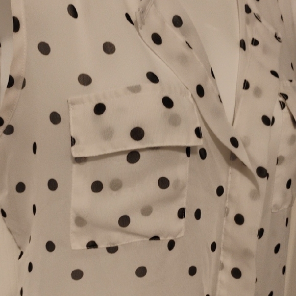 Elegant White Polka Dot Sleeveless Blouse - Picture 3 of 7